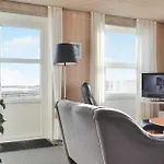 Three-bedroom In Hvide Sande *