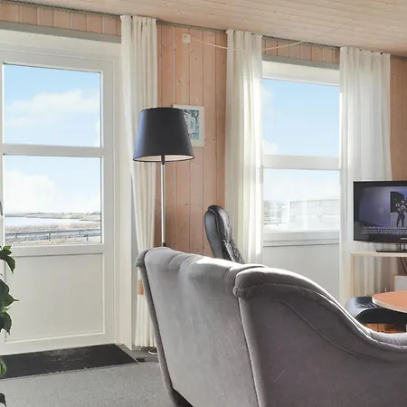 Three-bedroom In Hvide Sande *